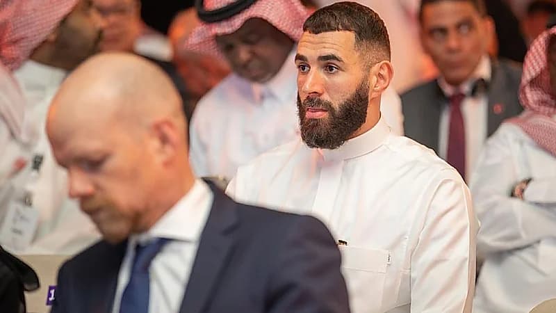 بنزيما يحضر حفل قرعة كأس العالم للأندية مرتديًا الثوب .. فيديو