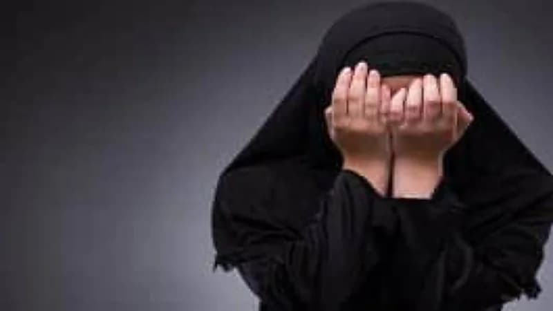 إحالة فتاة صوّرت مقاطع مخلة تضمنت ألفاظًا نابية إلى النيابة العامة