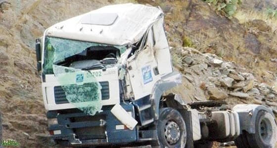 إصابة قائد مقطورة بسبب إنقلابها في طريق الباحة