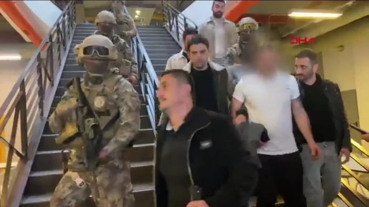 زوج غاضب يقتحم قناة شهيرة انتقامًا لإهانة زوجته .. فيديو