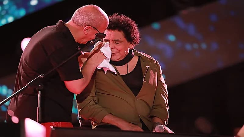 صور..محمد منير يبكي أمام جمهوره