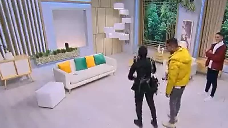 بالفيديو .. موقف طريف لمدربة حاولت شرح كيفية التصدي للص على الهواء