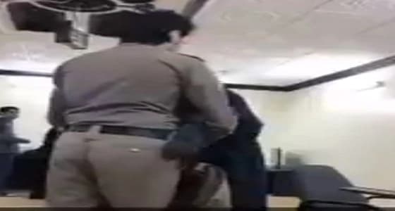 بالفيديو.. رجل أمن يخلع معطفه ويعطيه لمسن أحس بالبرد