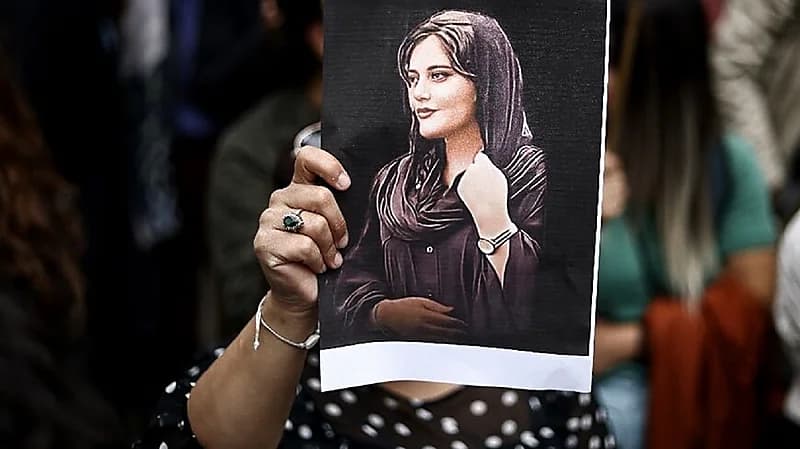 "الملالي" يهدد حياة صحافيتين سلطتا الضوء على قضية مهسا أميني
