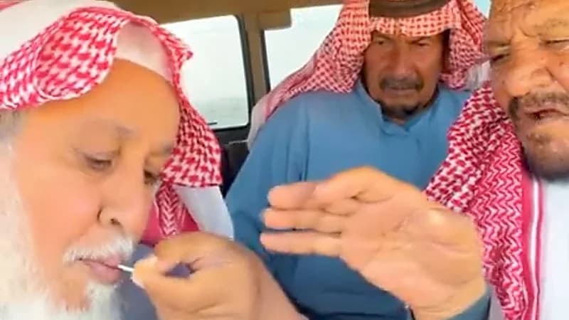 ‏مقطع عفوي لشيبان يجربون بيضة الشوكولاتة لأول مرة .. فيديو