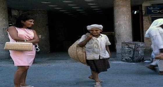 مغردون يحيون ذكريات التسعينيات بصورة لامرأة تتجول في جدة بفستان