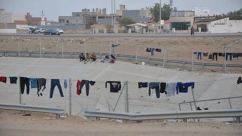 بالصور.. عمال يحولون أنفاق مجاري السيول شرق جدة إلى مساكن ومنازل