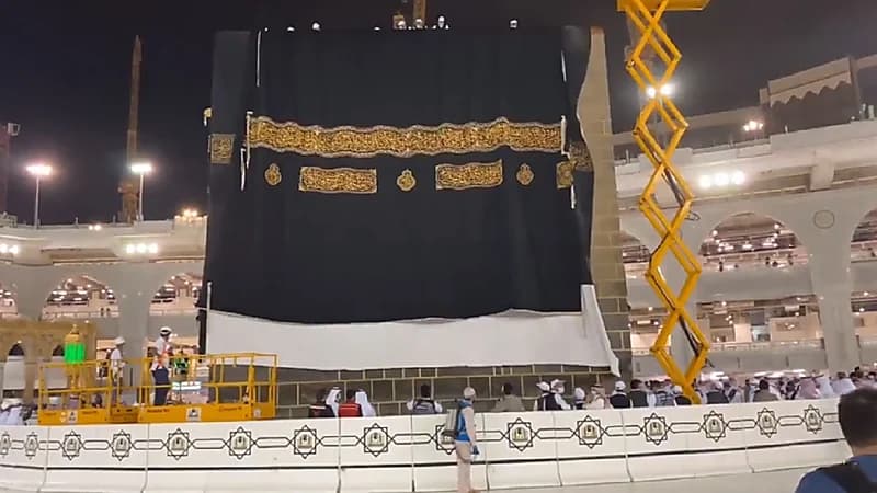 فيديو.. لحظة إنزال كسوة الكعبة المشرفة وإكساؤها حلتها الجديدة