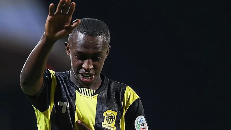 رئيس اتحادي سابق ينهي أزمة سعود عبدالحميد