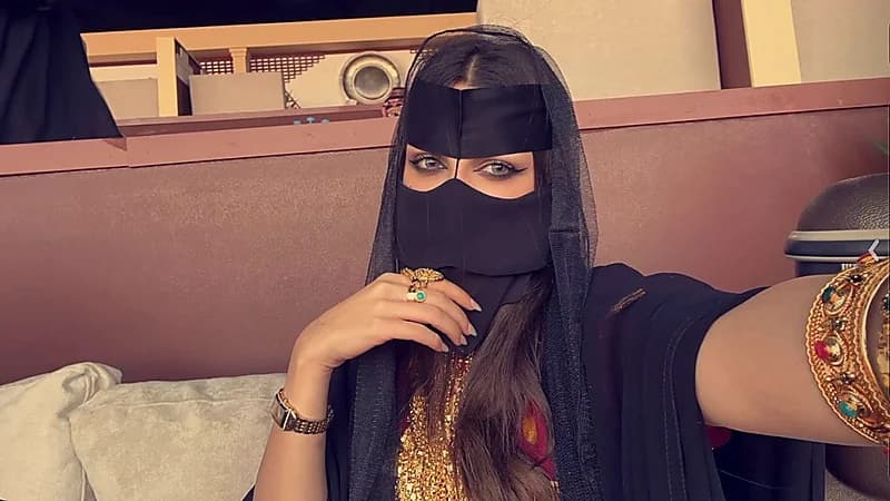 شاهد..رهف القحطاني بالزي التراثي في مهرجان الإبل