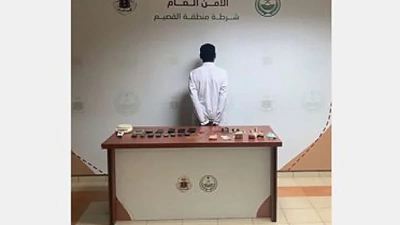 الإطاحة بشخص لسطوه على منزل وسرقة مصوغات ذهبية بالقصيم