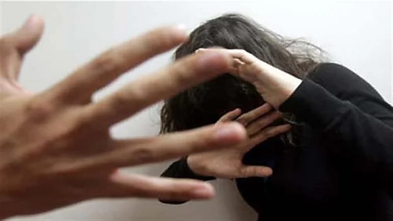 رجل يصفع فتاة مسيحية لأنها غير محجبة في مصر!