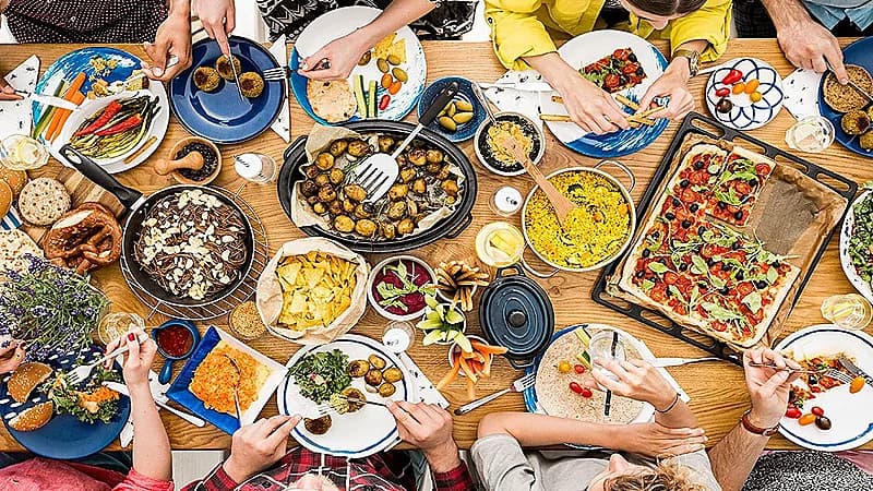 مختصة تغذية توضح مخاطر العادات الخاطئة في إفطار العيد