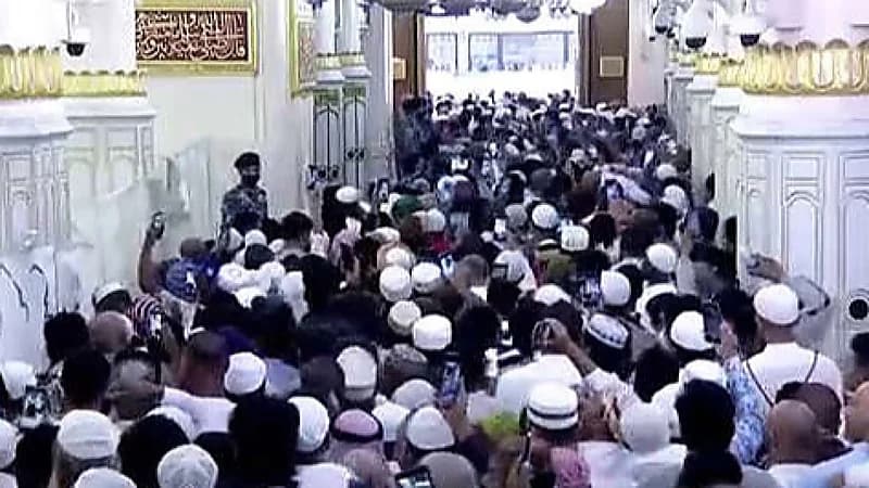 بالفيديو.. ازدحام للزائرين أثناء التقاط الصور التذكارية في الروضة الشريفة