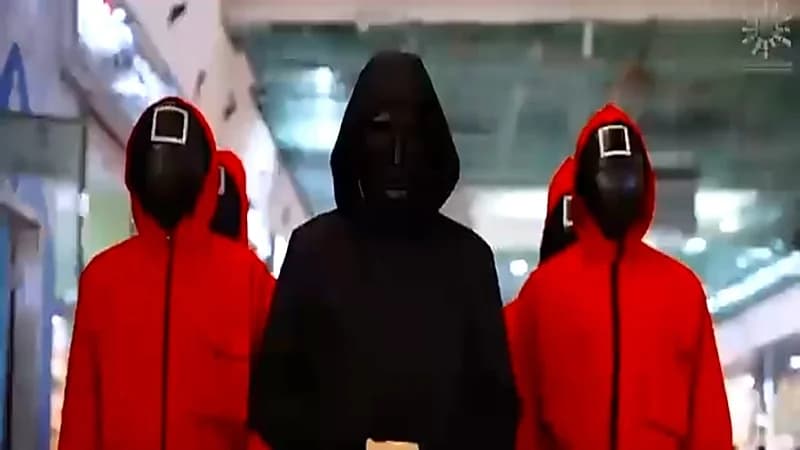 بالفيديو.. شخصيات "لعبة الحبار" تتجول في شوارع الرياض