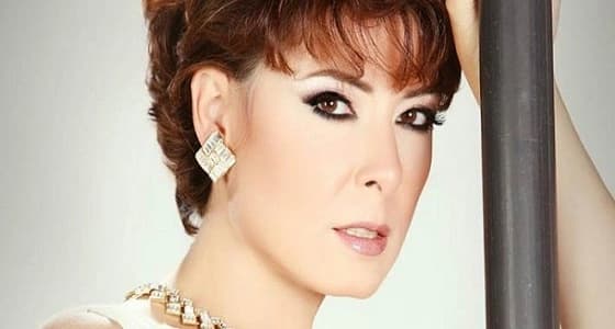 بالصور.. أنوشكا في إطلالة عشرينية