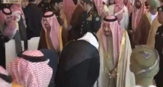 بالفيديو.. لحظة وصول خادم الحرمين إلى ميدان سباق الهجن الكبير بـ الجنادرية33