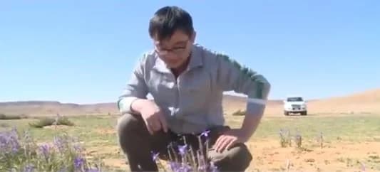 بالفيديو.. قصة عالم صيني يتردد أسبوعياً على "وادي تميرية" بالرياض منذ 20 عاماً