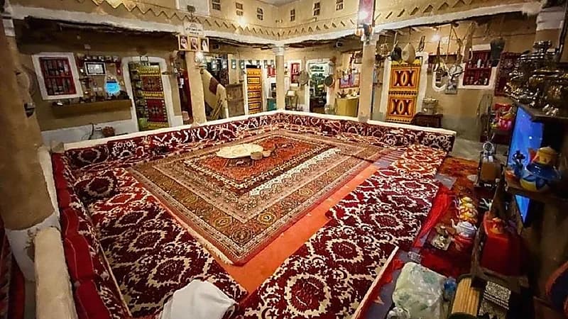 مواطن يقضي 25 عاماً في جمع القطع التراثية
