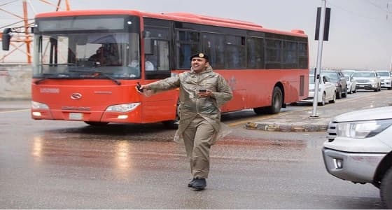 تحت المطر.. رجال المرور يسيرون الحركة المرورية في الجنادرية