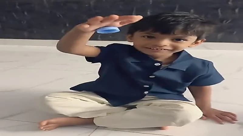 أب يكشف سبب صادم لالتصاق غطاء زجاجى بيد طفله.. فيديو