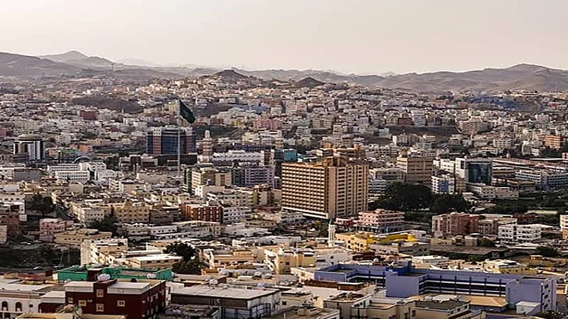 بالفيديو.. فتاة تتعرض لـ "المعاكسة" من شاب بمكان عام في أبها