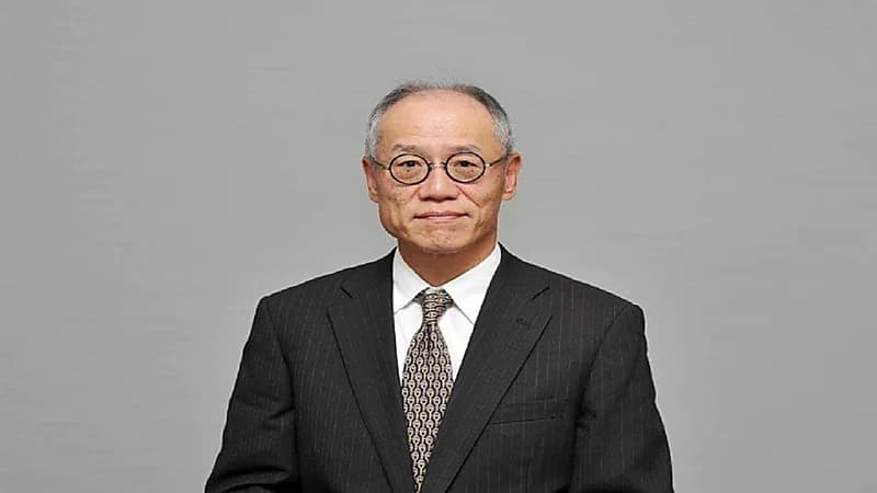 السفير الياباني يستمع للقرآن الكريم رغم كونه غير مسلمِ