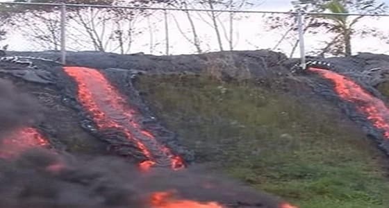 إصابة 22 شخصا إثر سقوط كتلة حمم بركانية على سفينة سياحية بهاواي