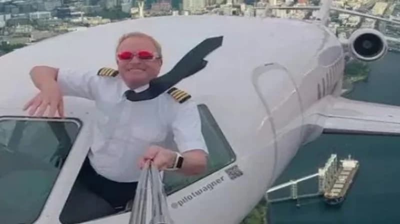 طيار يلتقط سيلفي من شباك الطائرة ليثبت لزوجته أنه في العمل