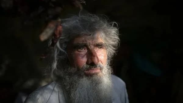 رجل يترك المدينة ويوزع أمواله ليعيش في الكهف