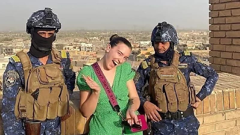 سائحة تتوسط جنود عراقيين تثير الجدل