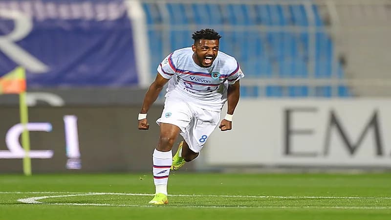 الشباب يقترب من ضم شراحيلي مقابل التنازل عن 3 لاعبين