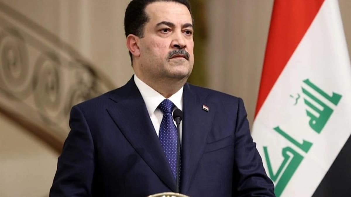 عراقي يحاول قطع أصابعه ليثبت ولائه لرئيس الوزراء.. فيديو