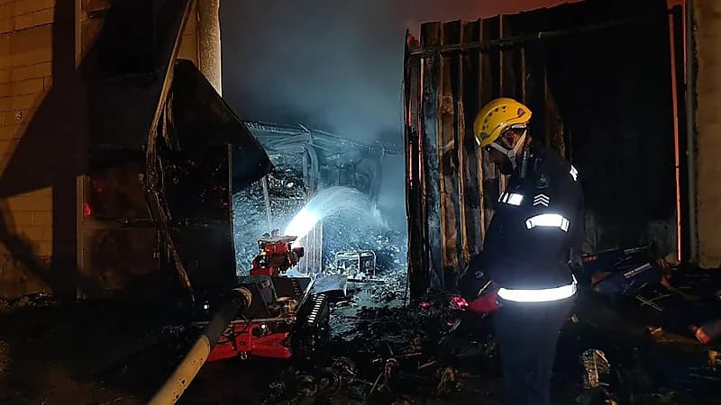 مدني الرياض يخمد حريقًا في أرض مسورة بحي المشاعل