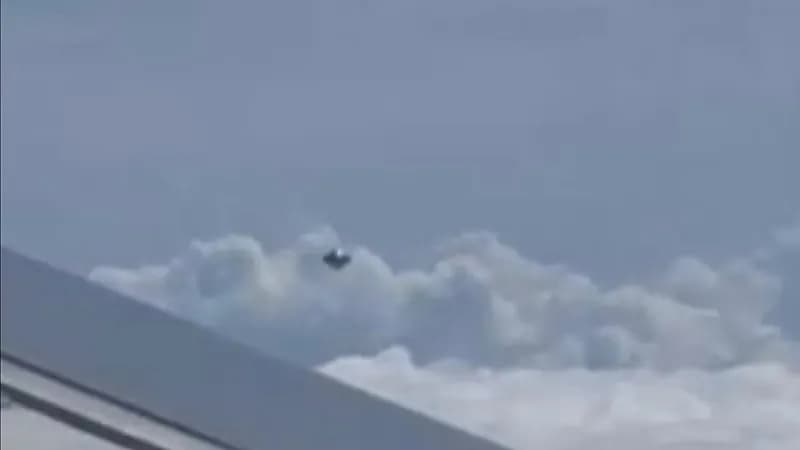 جسم غريب في السماء يصدم ركاب على متن طائرة