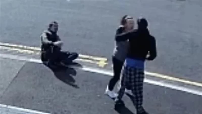 بالفيديو.. امرأة شجاعة تنقذ رجل من هجوم "سفاح"