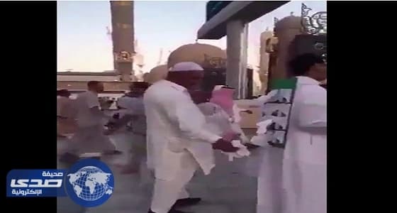 بالفيديو.. أحد الشباب المتطوعين يبتكر طريقة لخدمة المصلين بالمدينة