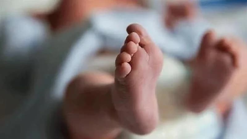 سيدة تتحايل على راكبة بالحافلة وتترك رضيعتها وتلوذ بالفرار