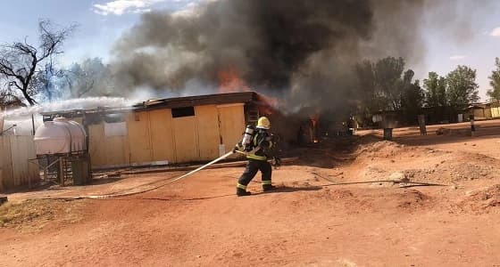 بالصور.. اندلاع حريق في سكن عمال بالأسياح