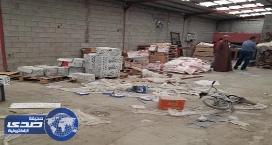 التجارة تستجيب لبلاغ مواطن وتتلف 22 ألف سلعة غذائية فاسدة