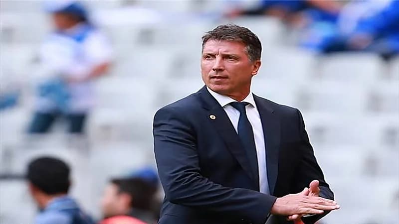 سيبولدي يقود الأهلي أمام الطائي