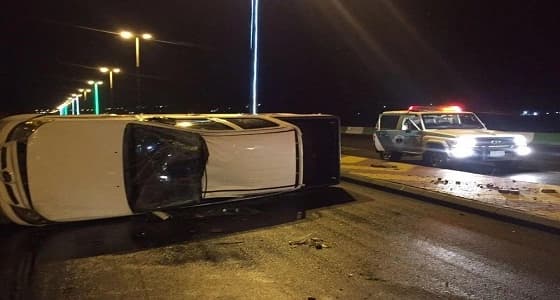 مصرع شخص وإصابة اثنين بحادث انقلاب مركبة