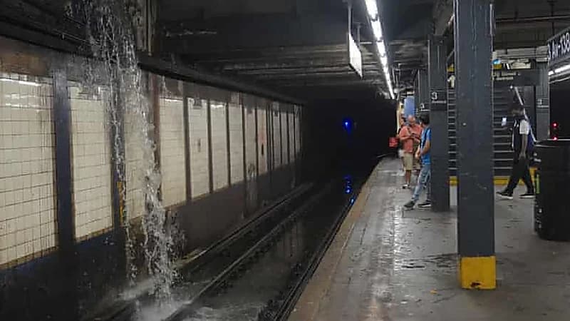 حاكمة نيويورك تعلن حالة الطوارئ بعد فيضانات عارمة تجتاح المدينة.. فيديو