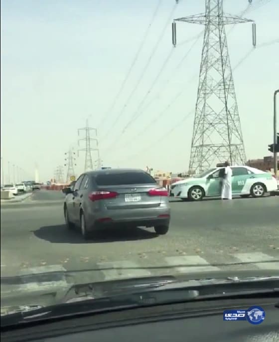 شاهد بالفيديو.. سائق يقطع الإشارة أمام دورية أمنية لعدم وجود "ساهر"