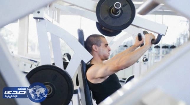 فيديو مٌُحرج .. لشاب خلال رفع الأثقال بصالة رياضية