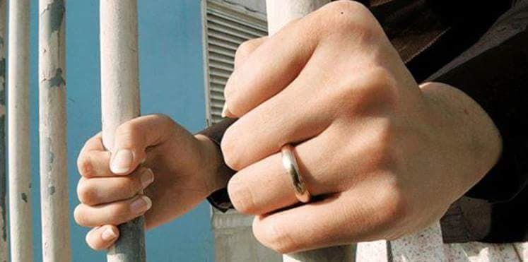 أم تقتل طفلها بسبب دراسته