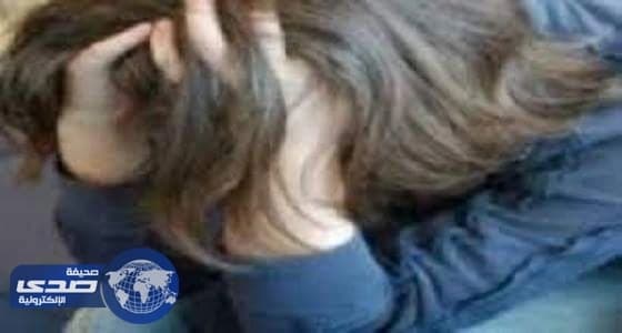 سيدة تتجول بفتاة عارية في الشارع بعد ضبطها مع زوجها بفراشها