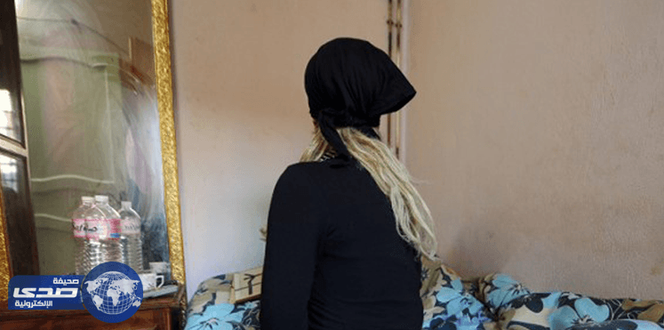 اجبار وافدة على العمل بممارسة الدعارة أو الرمي بالصحراء