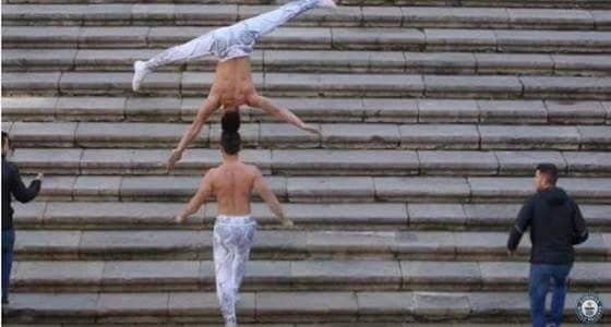 بالفيديو ..شقيقان يصعدان السلالم بطريقة مثيرة