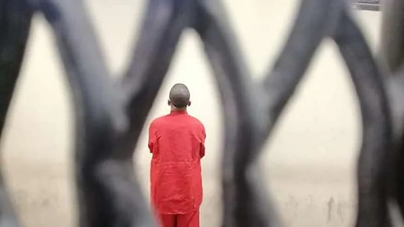 بالفيديو.. رد فعل مثير من سفاح لحظة النطق بحكم إعدامه